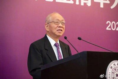 亿融配资 美籍数学家丘 成桐在清华任教，被问到：“您现在的薪水有多少？”丘成桐回答：“我在中国任教40年了，我从未拿过1分钱薪水。不是他们不给，而是我不要！”